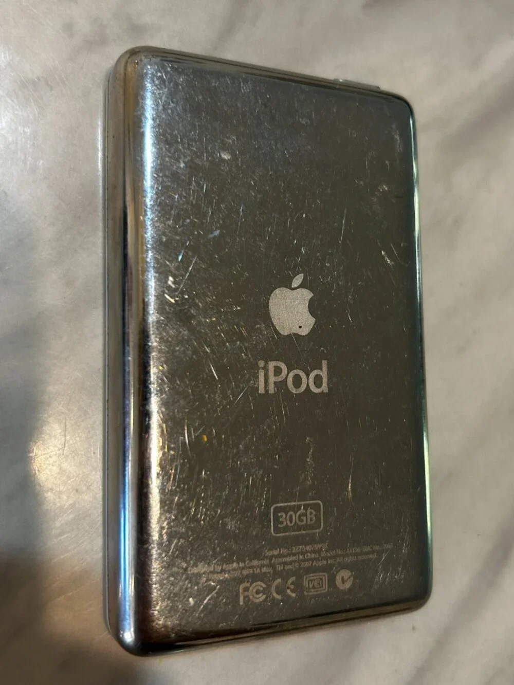 Working Apple iPod Classic Video 5th Gen. 30GB - White (MA002LL/A)